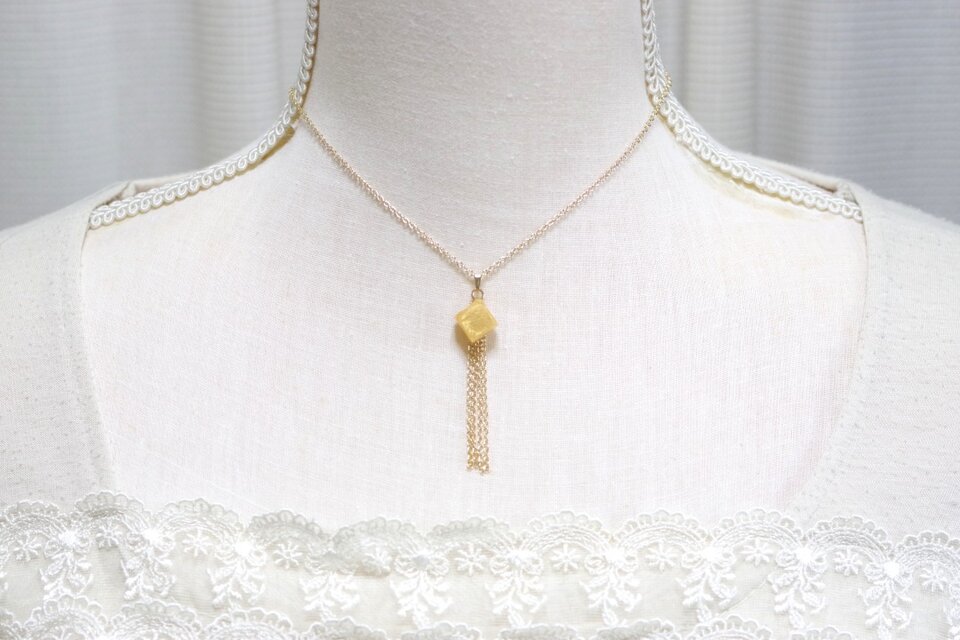 【受注製作】レジンアート　キューブとフリンジのペンダント〈カスタード〉