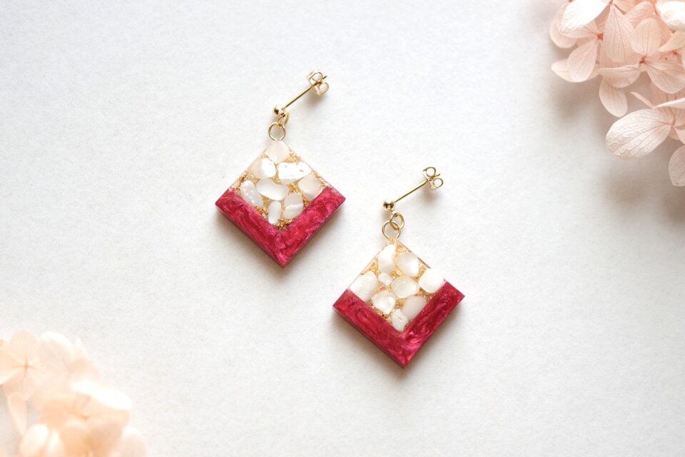 レジンアート　スクエアピアス〈真珠色の声・ルビーレッド〉