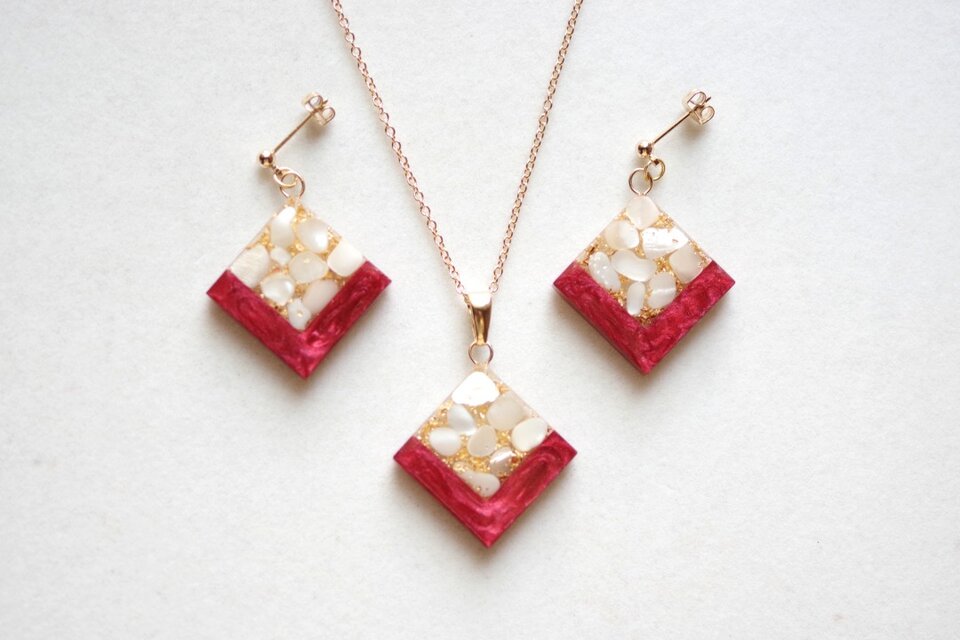レジンアート スクエアピアス〈真珠色の声・ルビーレッド〉 | iichi
