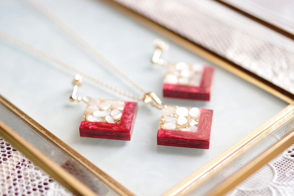 レジンアート スクエアピアス〈真珠色の声・ルビーレッド〉 | iichi