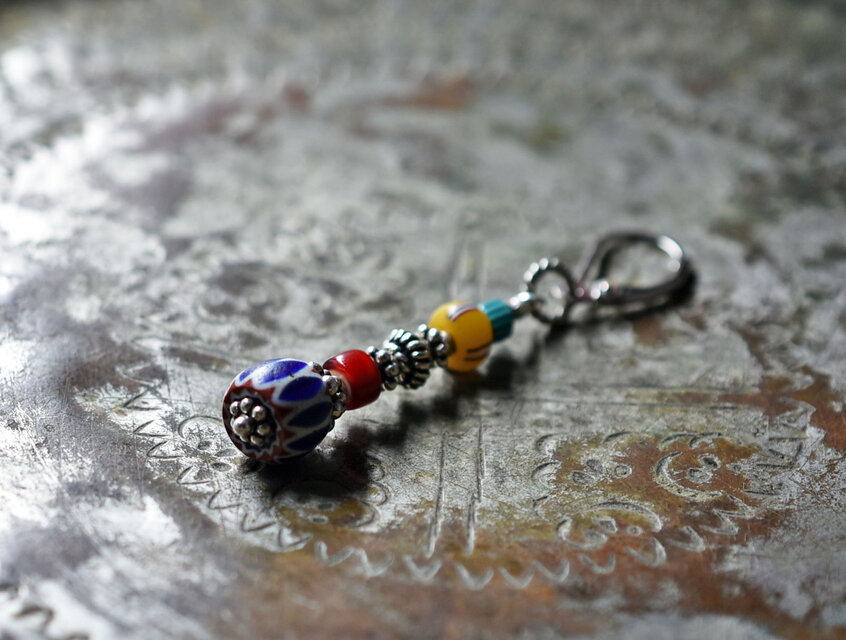 アンティークシェブロンビーズとホワイトハーツ、カンネビーズ、シルバービーズの片耳ピアス