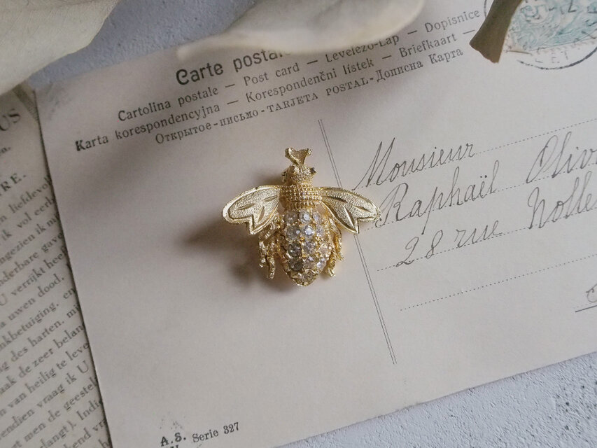 ガラスがきらめくハチのブローチ