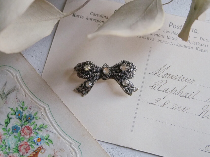 ゴシック調のリボンブローチ