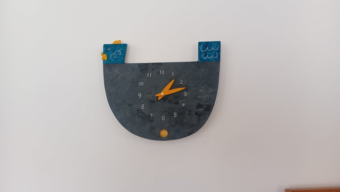 チャボと金の卵の振り子時計（ブラック×ブルー）