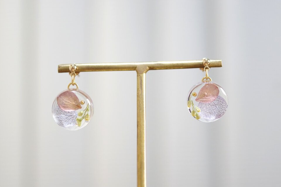 レジンアート　ラウンドピアス〈時の羽音〉