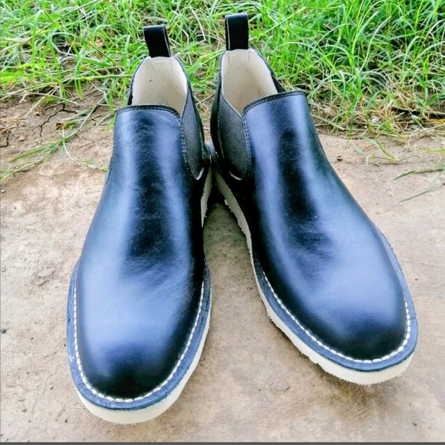 男女兼用ミッドカットブーツ。カジュアルで履きやすいブーツ。高級感ある本革レザー採用　スリッポンスニーカー　ネイビー