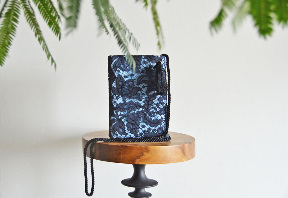 数量限定！フランス製　上質リバーレース２ｗayスマホポーチ　　ネイビー×ライトブルー　スマホショルダー