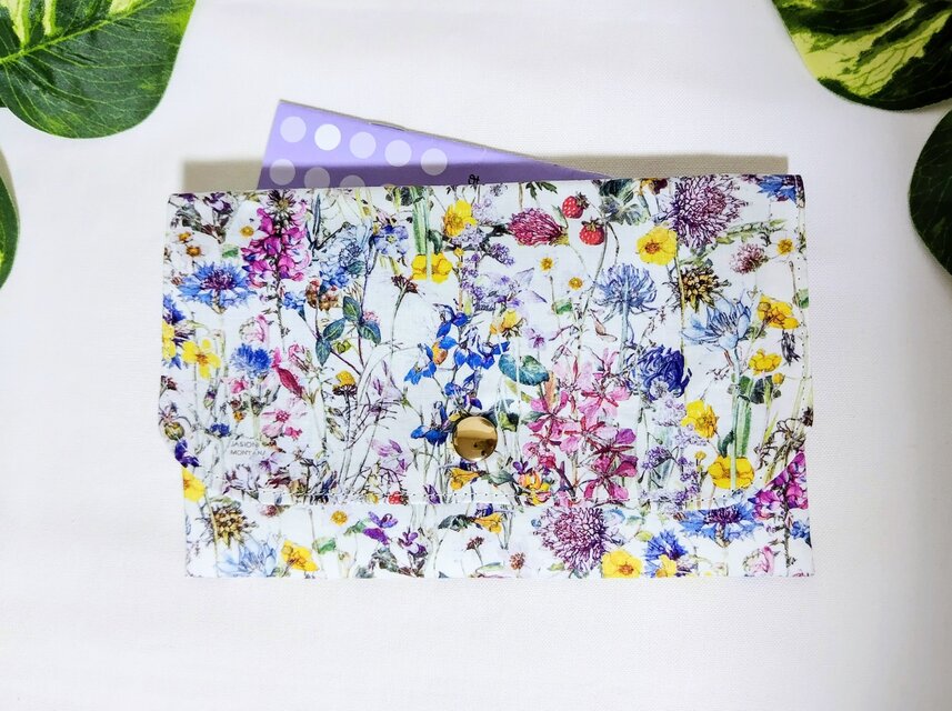 リバティワイルドフラワーのフラップケース