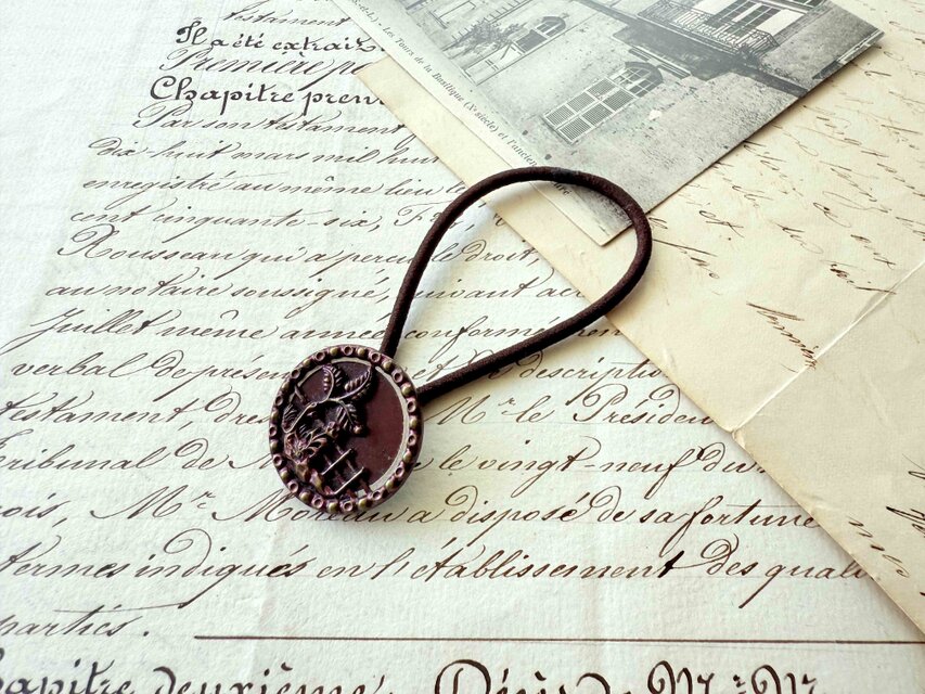 アンティークボタンヘアゴム／庭先の植物と塀ピクチャーボタン