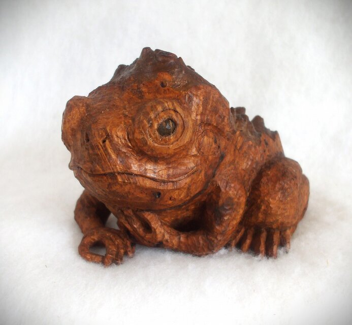 ☆カエルの木彫り置物☆ | iichi 日々の暮らしを心地よくする