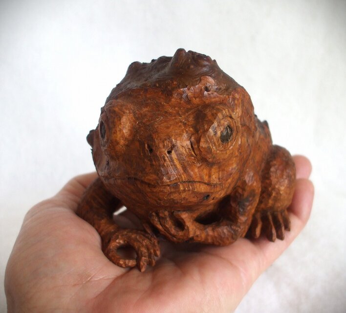 ☆カエルの木彫り置物☆ | iichi 日々の暮らしを心地よくする