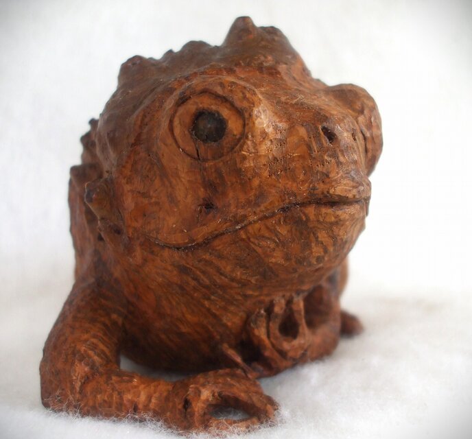☆カエルの木彫り置物☆ | iichi 日々の暮らしを心地よくする