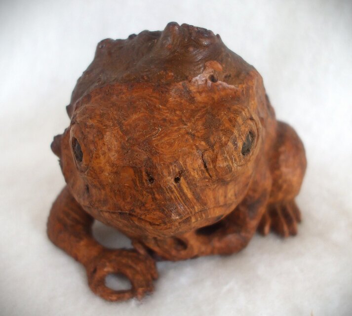 ☆カエルの木彫り置物☆ | iichi 日々の暮らしを心地よくする