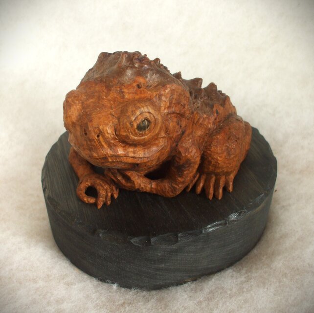 旧家より　木彫り彫刻　カエルとカタツムリ　雨を連想させる作品　箱 旧家より 木彫り彫刻 カエルとカタツムリ 雨を連想させる作品 箱 2025