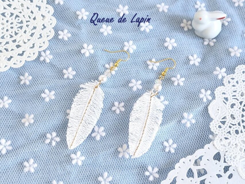 可愛いフリンジフェザーのピアス（ホワイト）