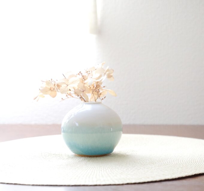 水色と白釉のかけ分け一輪挿し | iichi 日々の暮らしを心地よくする