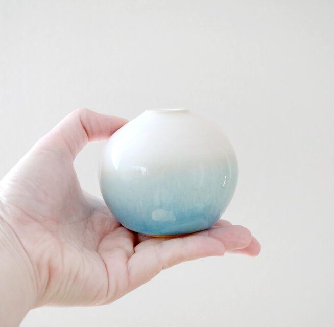 水色と白釉のかけ分け一輪挿し | iichi 日々の暮らしを心地よくする