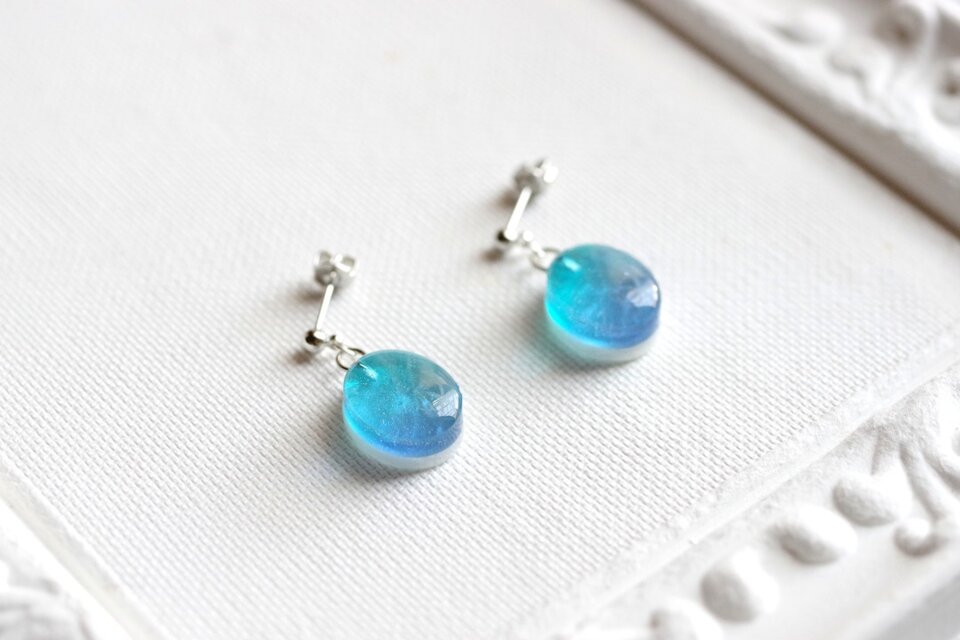 レジンアート　オーバルピアス〈海の見える丘〉