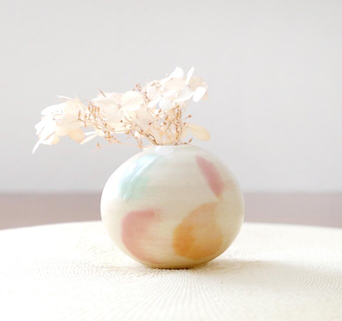 色化粧 春色のふっくら丸い一輪挿し