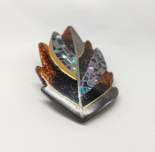 蒔絵ブローチ リーフ | iichi 日々の暮らしを心地よくするハンドメイド