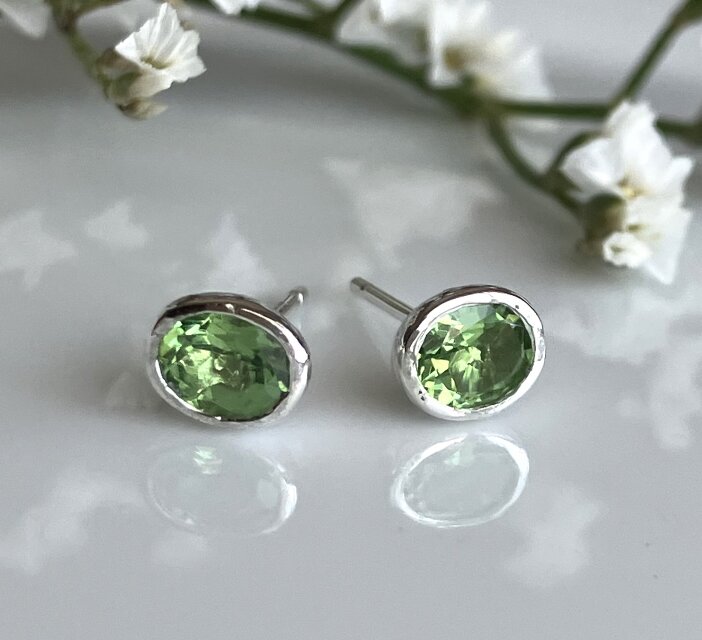 爽やかなミントガーネット・ピアス（silver925）