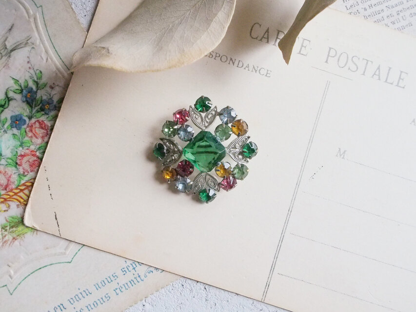 小ぶりなグリーンガラスのブローチ