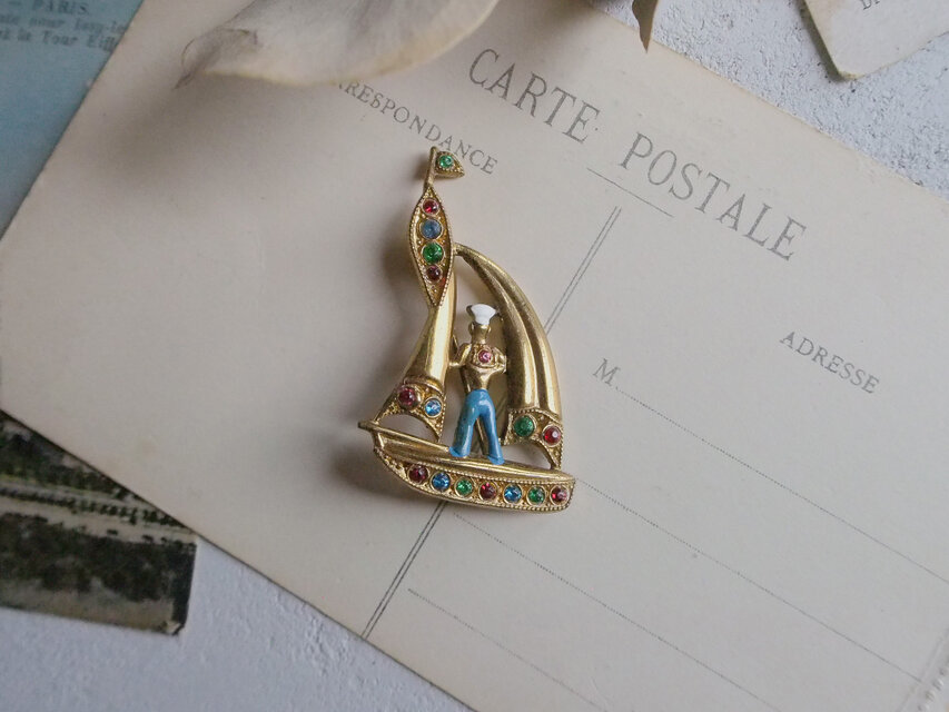 鮮やかなガラスが並ぶヨットのブローチ