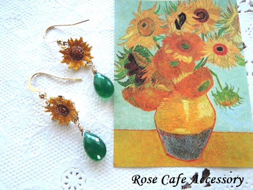 （1413）ひまわり×グリーンオニキス☆ステンレス製フックピアス✨ゴールドカラー。・。・(^^♪