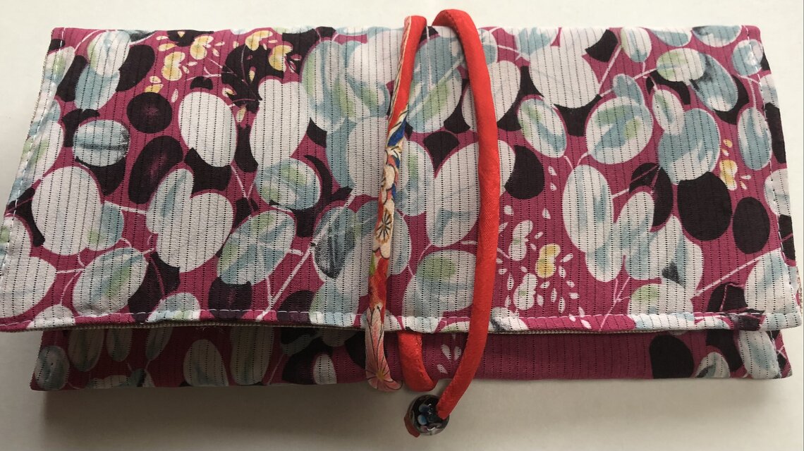８３２１　花柄の絽の着物で作った和風財布・ポーチ