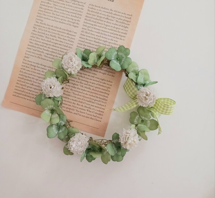 【染め布花】　シックな色合いのリース　ハンドメイド 染め布花☆しろつめくさと四つ葉のクローバーのリース 花飾り | iichi