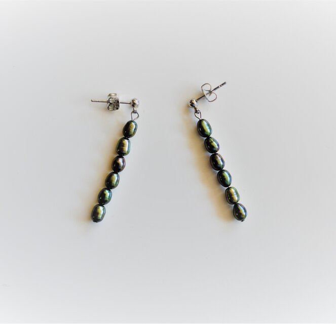 ◆淡水ブラック（ピーコックグリーン）パールのラインイヤリング◆ｍC