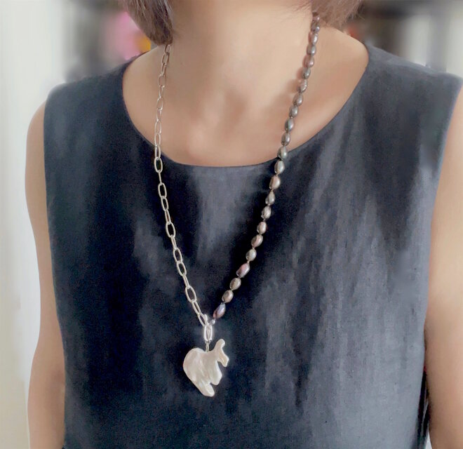 淡水パールとケシパール付き チェーンのロングネックレス ブラック染め