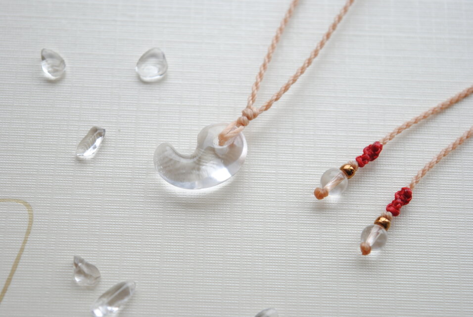 水晶勾玉ネックレス