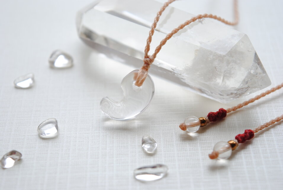 水晶勾玉ネックレス | iichi 日々の暮らしを心地よくするハンドメイド