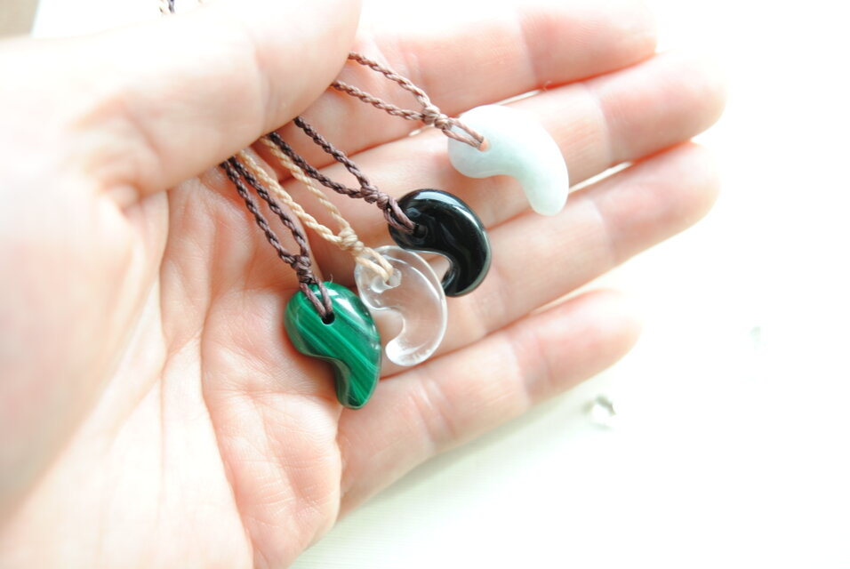 水晶勾玉ネックレス | iichi 日々の暮らしを心地よくするハンドメイド