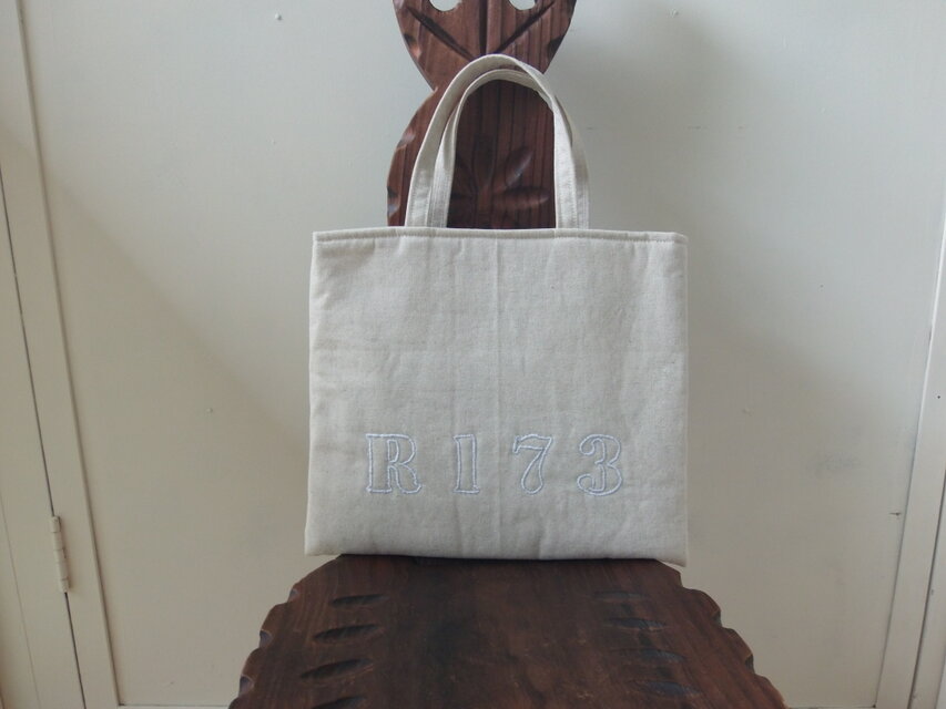 R173 　手刺繍のバック　・　白