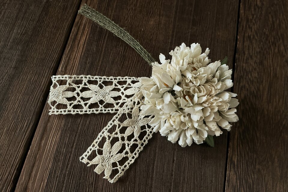 〈染め花〉ドライ風マムのコサージュ