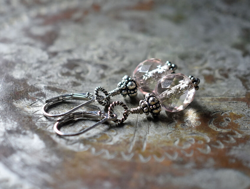 淡いピンク×イエローのヴィンテージウランガラスとシルバービーズのピアス