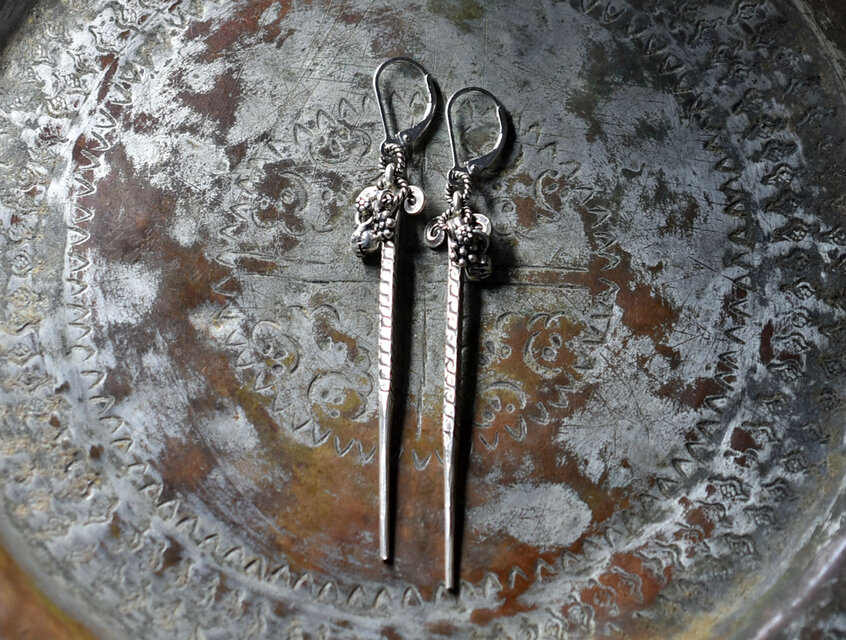 楔カレンシルバーとインドシルバーの鈴、シルバー小花のピアス