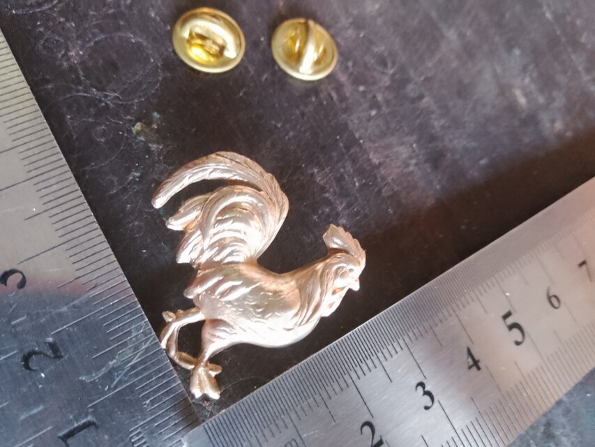 真鍮ブラス製　神鶏ピンズブローチ　結婚式・成人式等のシャツ・ジャケットや帽子・着物や浴衣の衿飾りに