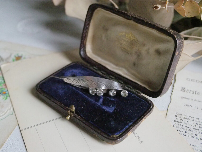 1893年製シルバーの植物ブローチ