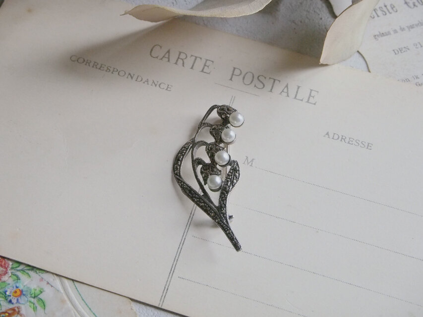 シルバーとマーカサイト、フォーパールのすずらんブローチ