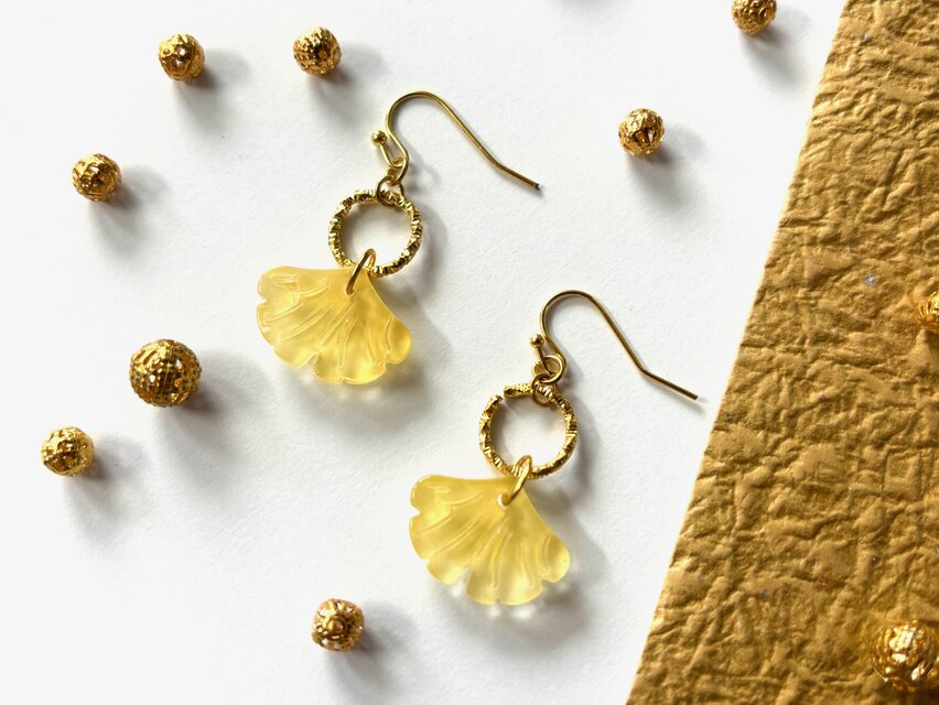 ピアス　ゴールドリングと銀杏のガラスビーズ　イヤリング交換可能　涼しげ　和風　秋　イチョウ　いちょう