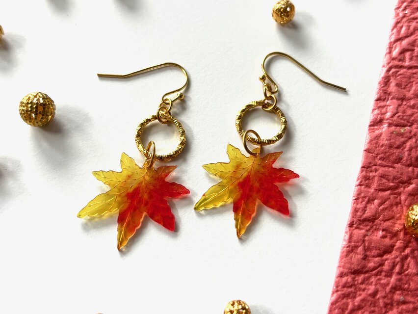 ピアス　ゴールドリングと紅葉のビーズ　イヤリング交換可能　涼しげ　和風　秋　レッド　赤　もみじ　モミジ　黄色　