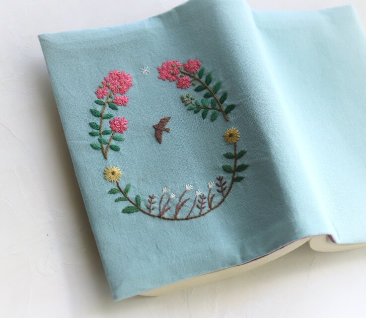 手刺繍のブックカバー『百日紅』【受注制作】 | iichi 日々の暮らしを