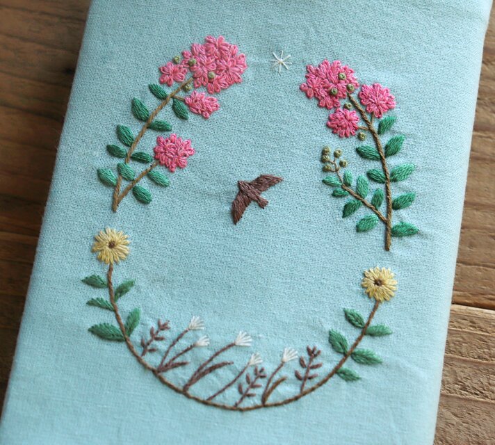 手刺繍のブックカバー『百日紅』【受注制作】 | iichi 日々の暮らしを