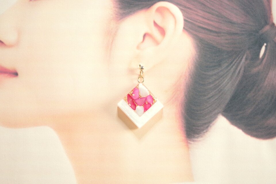 レジンアート　スクエアピアス〈囁き貝・ローズピンク〉