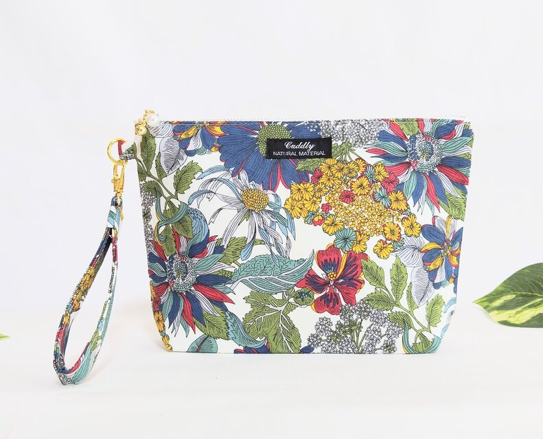 リバティガーラの持ち手付きポーチ