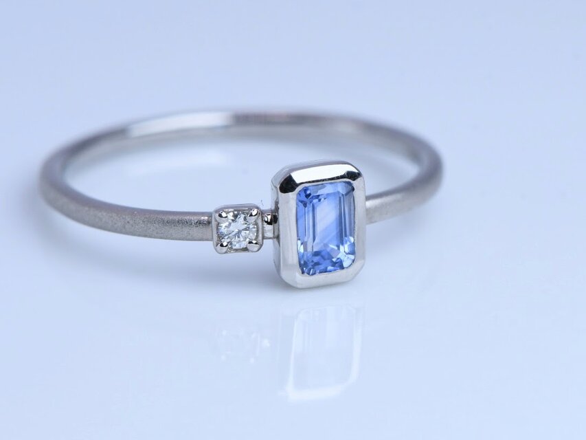 Pt900 ブルーサファイアとダイヤのリング