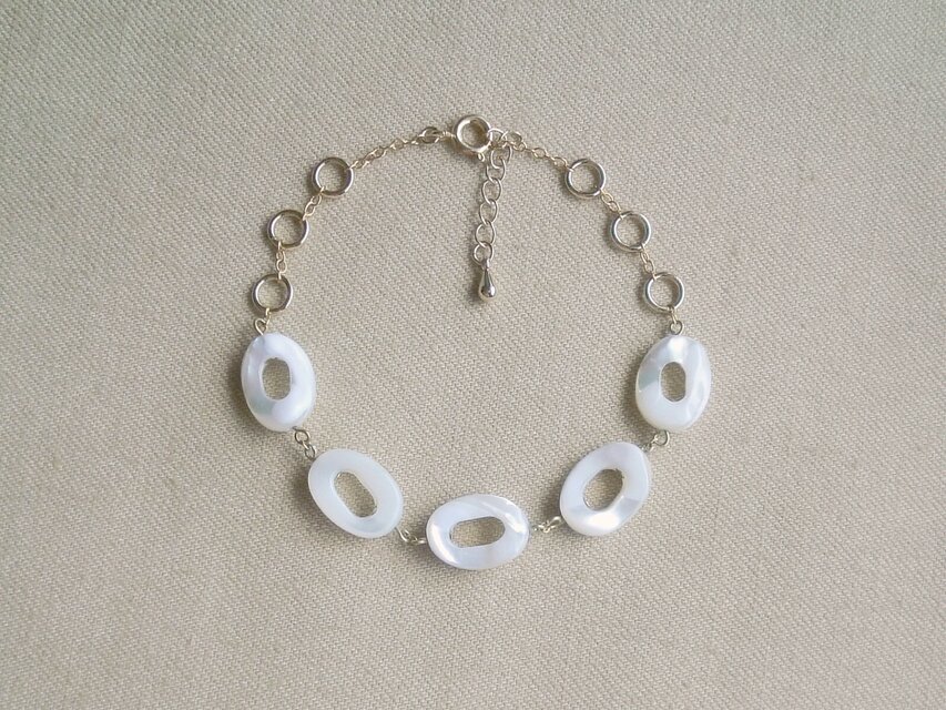 フープシェルのホワイトブレスレット